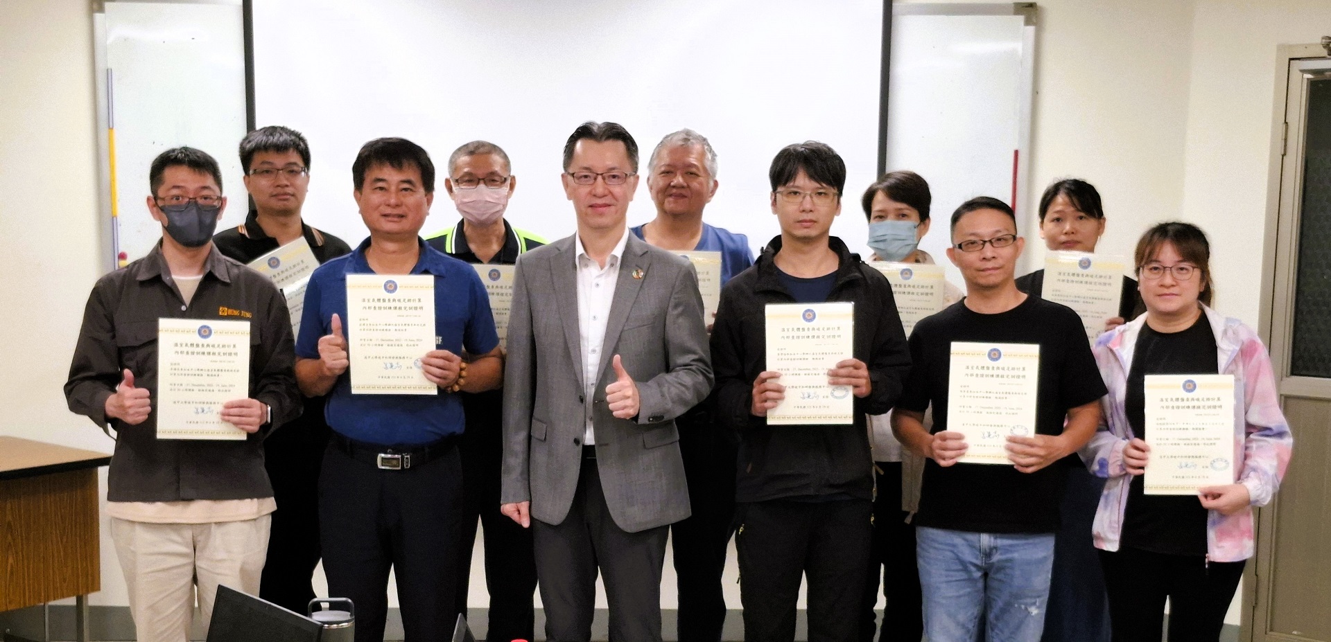 SEYI Machinery President awards the “Greenhouse Gas Inventory and Carbon Footprint Calculation Training Completion Certificate” to representatives of ten suppliers